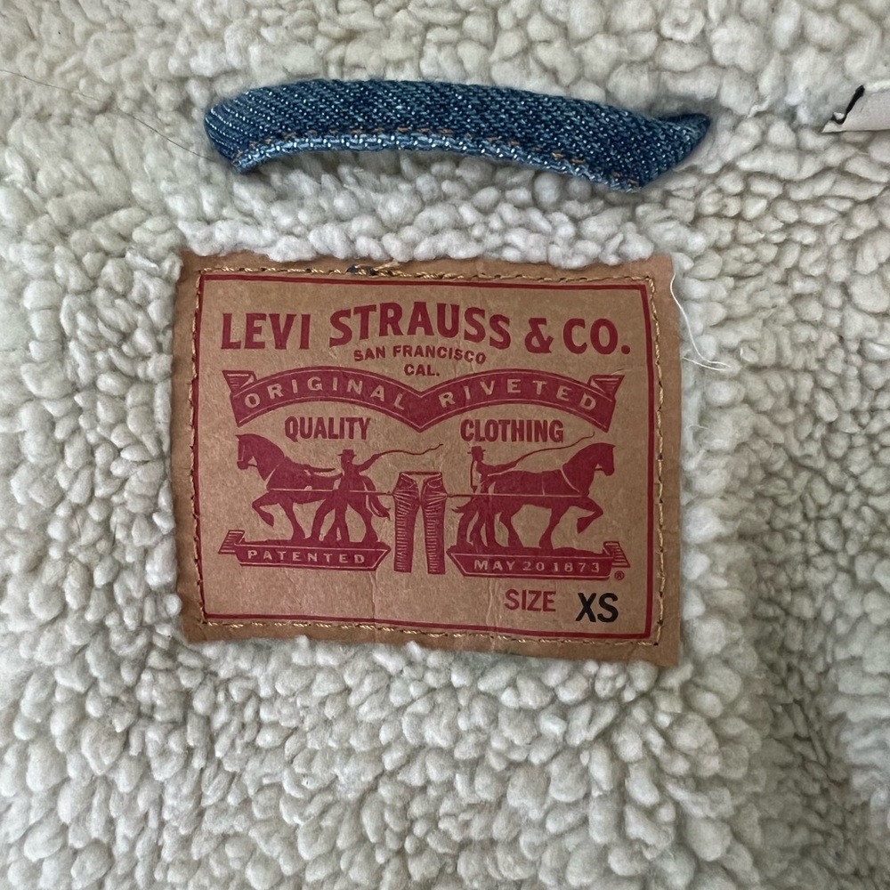 Levi's Women's Classic Blue Jean Jacket with Sherpa Lining - Picture 4 of 4